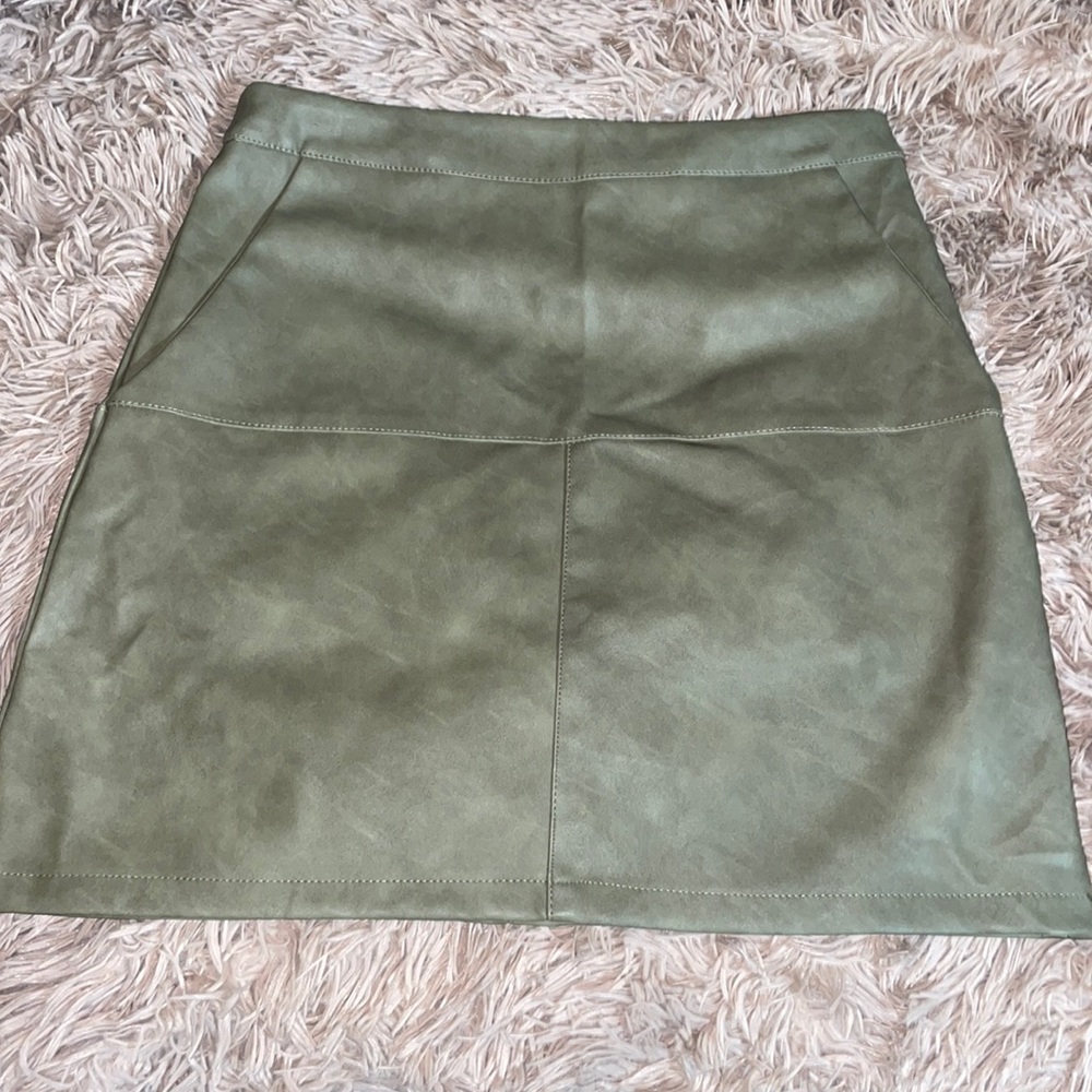 Green Shinestar skirt NWT